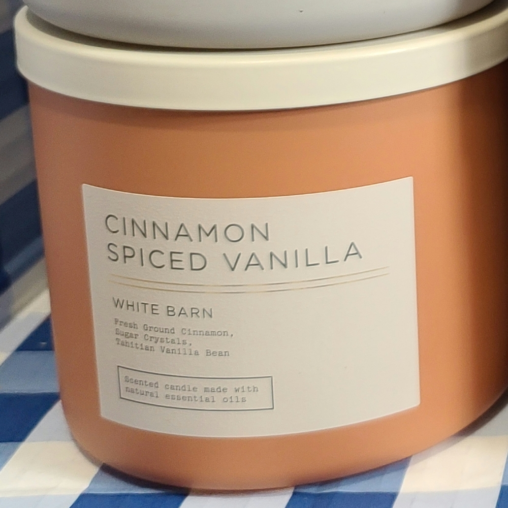 Cinnamon spiced vanilla bath and body works candle